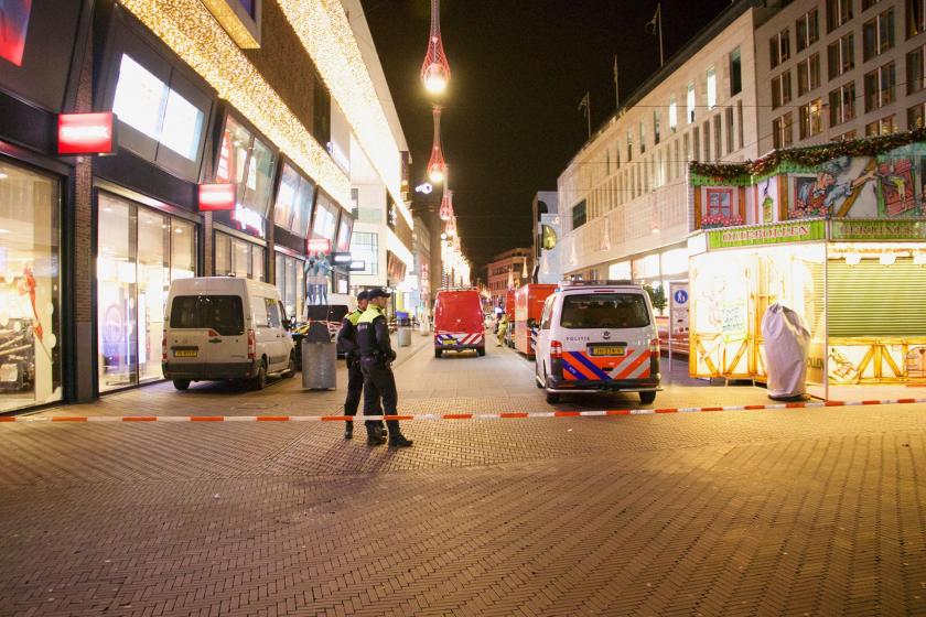 Lahey'deki saldırının gerçekleştiği belirtilen mağazanın etrafı polis tarafından kapatıldı.