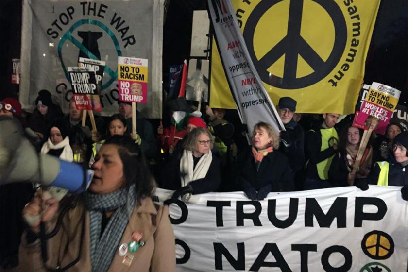 NATO toplantısını protesto eden kitle