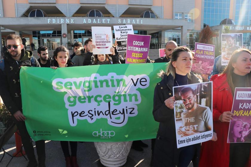 Emre Yıldır'ın ablası Derya Gür, Edirne Adliyesi önünde yaptığı açıklamada elinde kardeşinin fotoğrafı ile