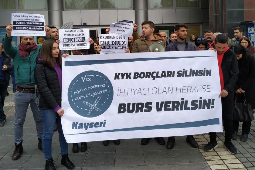 Kayseri'de PTT önünde toplanan öğrenciler ellerinde pankart ve dövizlerle KYK borçlarının silinmesini isteyen açıklama yapıyor.