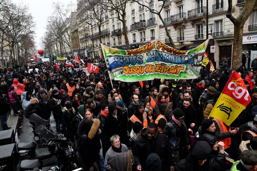 Paris'te halk emeklilik reformuna karşı sokağa çıktı