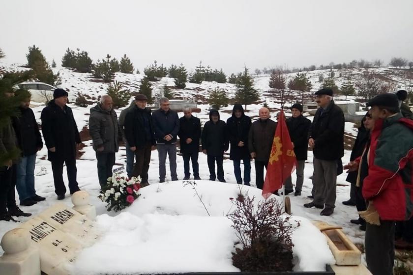 Eski Emek Partisi Doğanşehir İlçe Yöneticisi Molla Ali Barsan'ın mezarı başında yapılan anmadan bir fotoğraf