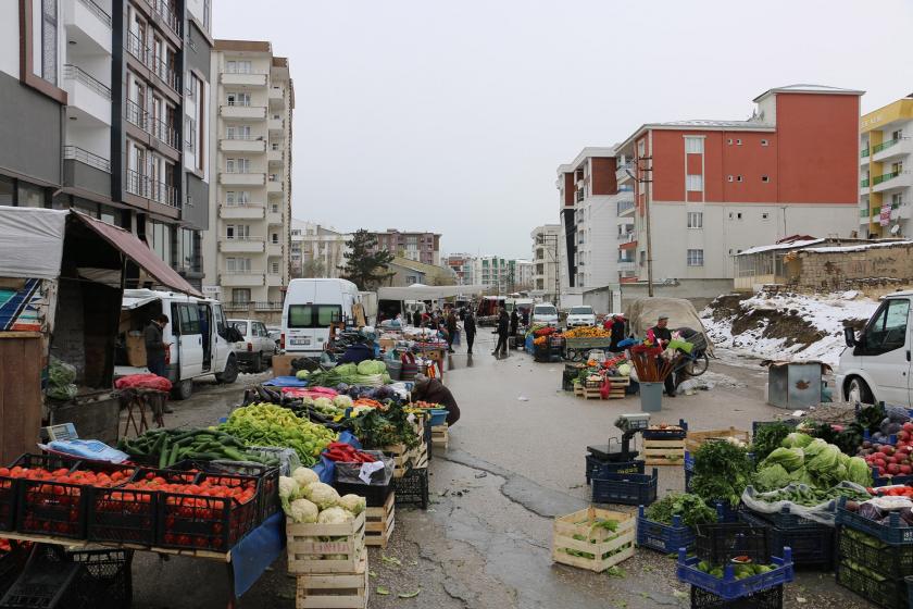 Van'da pazar alanı ve tezgahlar