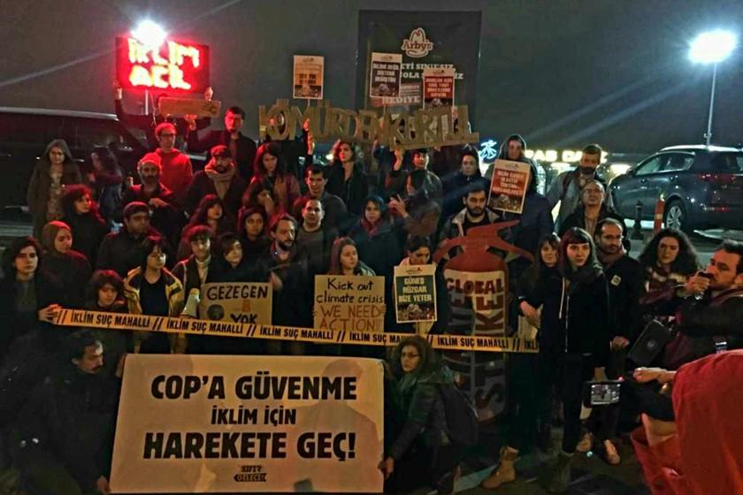 İklim aktivistlerinin Taksim'de yaptığı eylemden bir fotoğraf