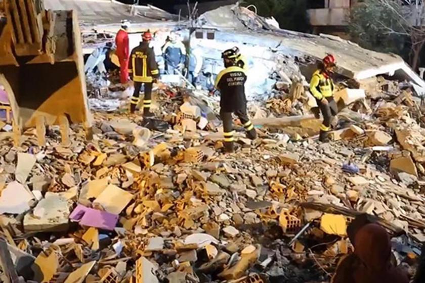 Arnavutluk'ta meydana gelen depremin ardından enkaz içerisinde devam eden arama-kurtarma çalışmaları