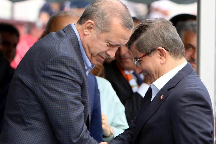 Tayyip Erdoğan (solda)  ve Ahmet Davutoğlu (sağda)