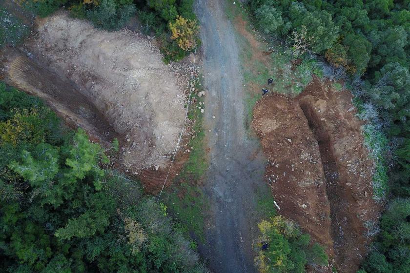 Büyükada'daki ormanlık alana yan yana kazılan iki büyük çukurun kuş bakışı görünümü. 