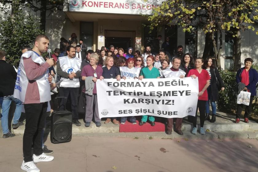 SES Şişli Şubesi üyesi sağlık emekçileri, İstanbul İl Sağlık Müdürlüğünün tek tip forma dayatmasına karşı 'Formaya değil tek tipleşmeye karşıyız' yazılı pankartla açıklama yaparken