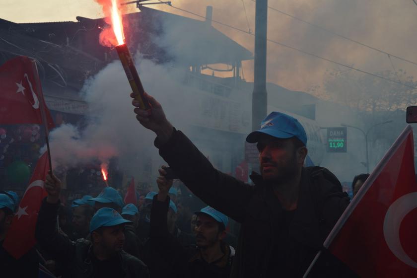 Bursa kent meydanına toplanan Türk Metal üyesi işçiler.