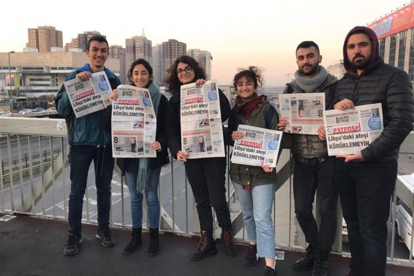 6 öğenci ellerinde Evrensel'le cevizlibağ metrobüs üst geçitinde.