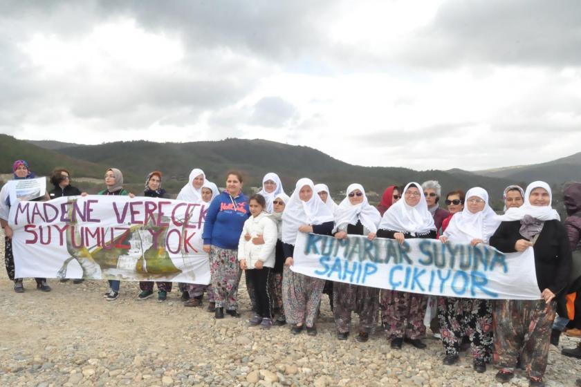 Çanakkale Kumarlar köyü kadınları, altın şirketinin sularını ellerinden almasına karşı yürüdü, 'Madene verecek suyumuz yok' ve 'Kumarlar suyuna sahip çıkıyor' pankartı açtı