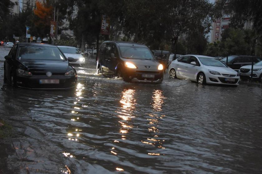 Sularla kaplı yolda ilerlemeye çalışan araçlar.