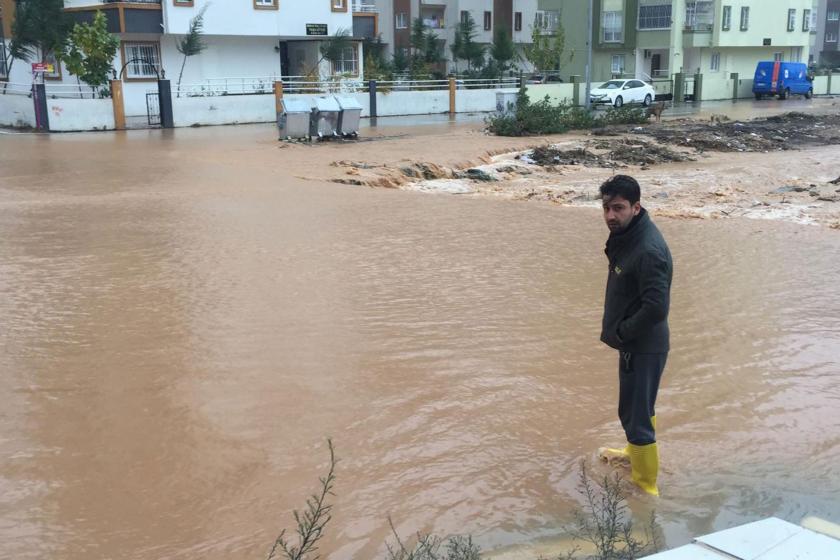 Adana’da sel sularına kapılan 5 kişi kurtarıldı