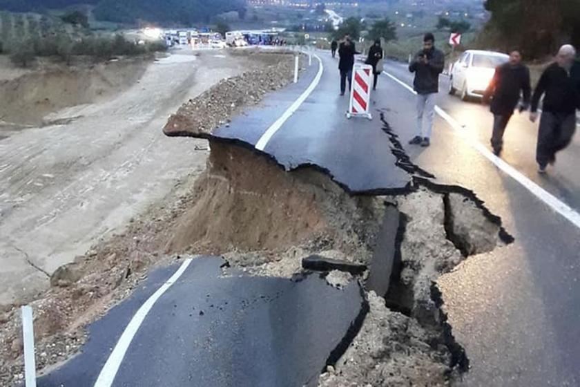 Adana'da sağanak sele neden oldu: Eğitime yine ara verildi