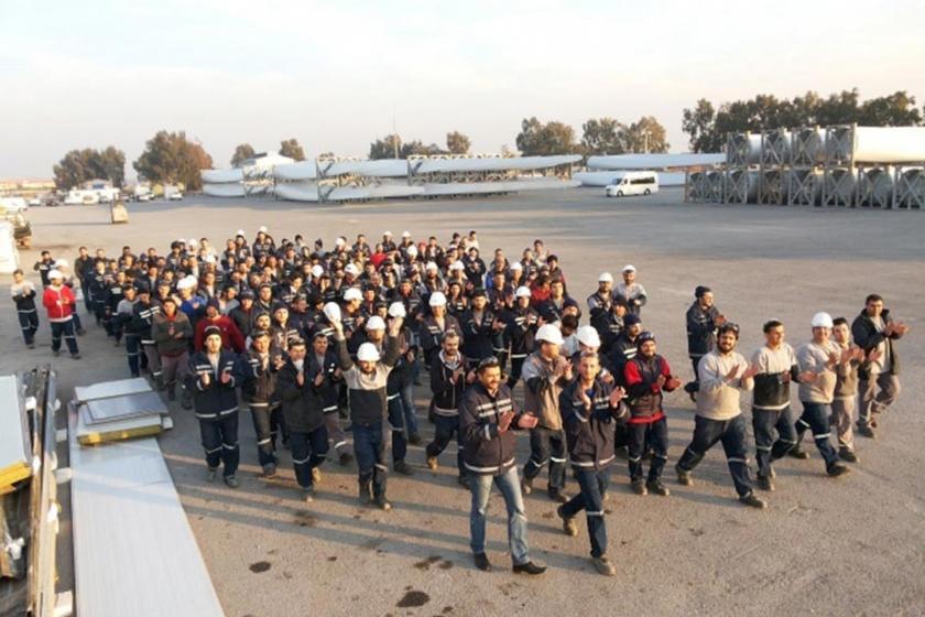 TPI Composite işçileri fabrika içerisinde protesto yürüyüşü yaparken (Arşiv görüntüsü)