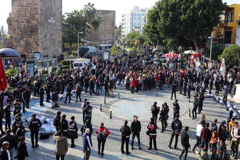 Antalya Kadın Platformu üyelerini çembere alan polisler.