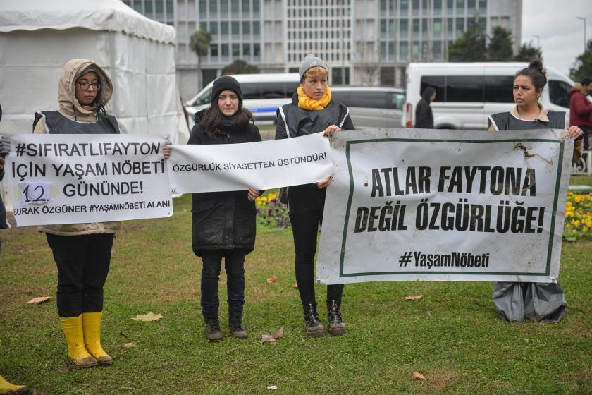 İBB binası önünde eylem yapanlar 'Atlar faytona değil özgürlüğe!' pankartı tutarken