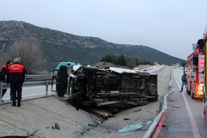 Isparta'da refüje devrilen minibüsün kaza sonrası çekilmiş fotoğrafı