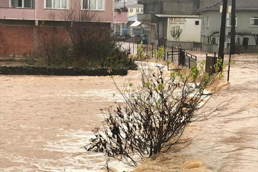 Sakarya'da sağanak su baskınına neden oldu