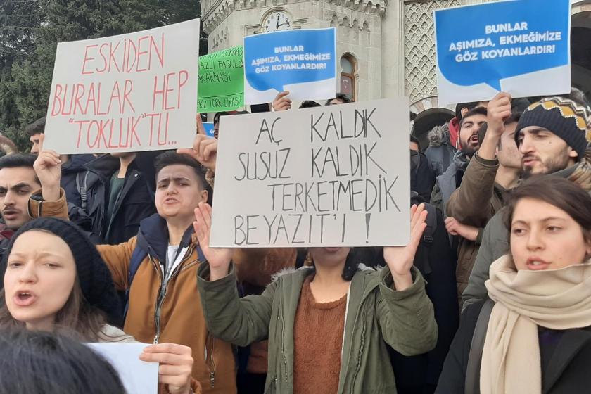 İstanbul Üniversitesi öğrecileri müşteri değiliz öğrenciyiz diyerek zammı protesto ediyor