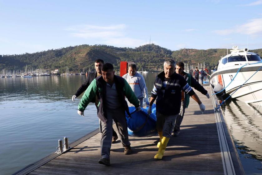 İçinde bulundukları botun Fethiye açıklarında batması sonucu hayatını kaybeden mültecilerin cesetleri kıyıya çıkarılırken