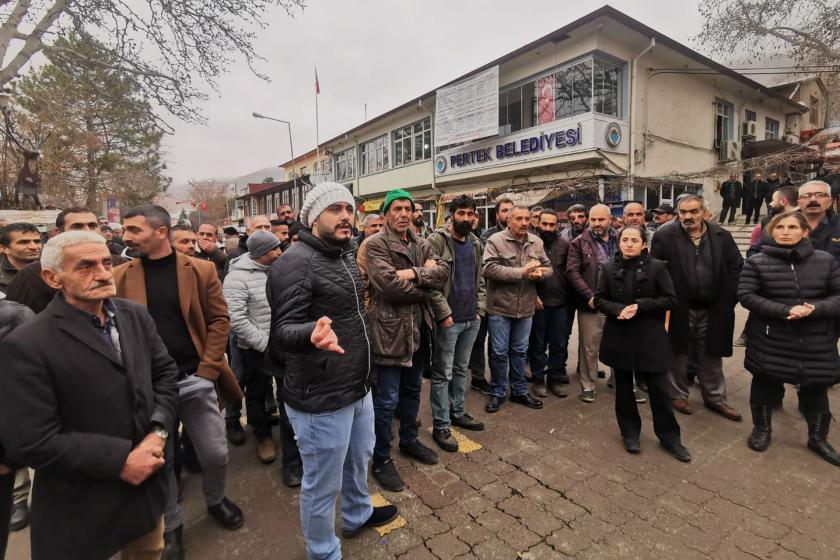 Pertek Belediyesi önünde işe alım protestosu