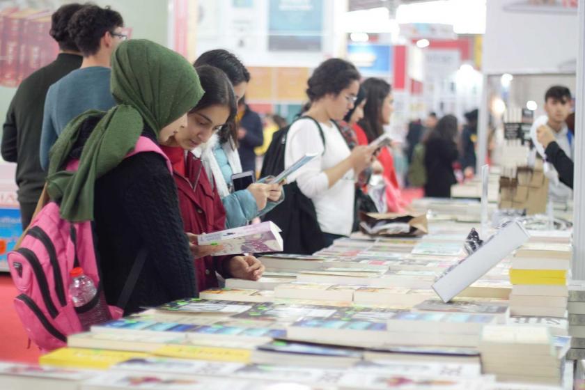 Kitap standındaki insanlar