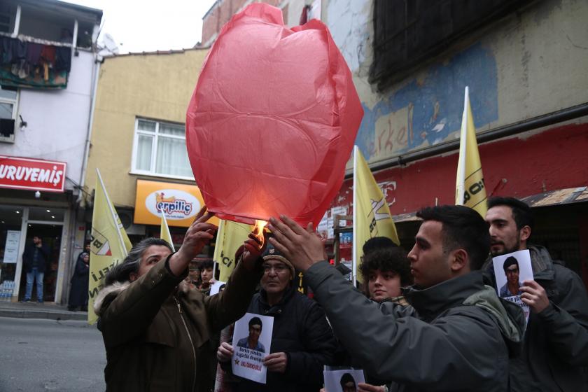 Berkin Elvan'ın annesi Gülsüm Elvan, dilek feneri uçururken.