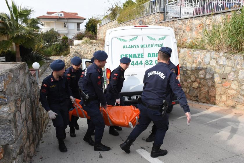 Alanya'da Doktor Leman Yaman ve İssaf Skaf'ın ölü olarak bulunduğu evden cesetler çıkarılırken