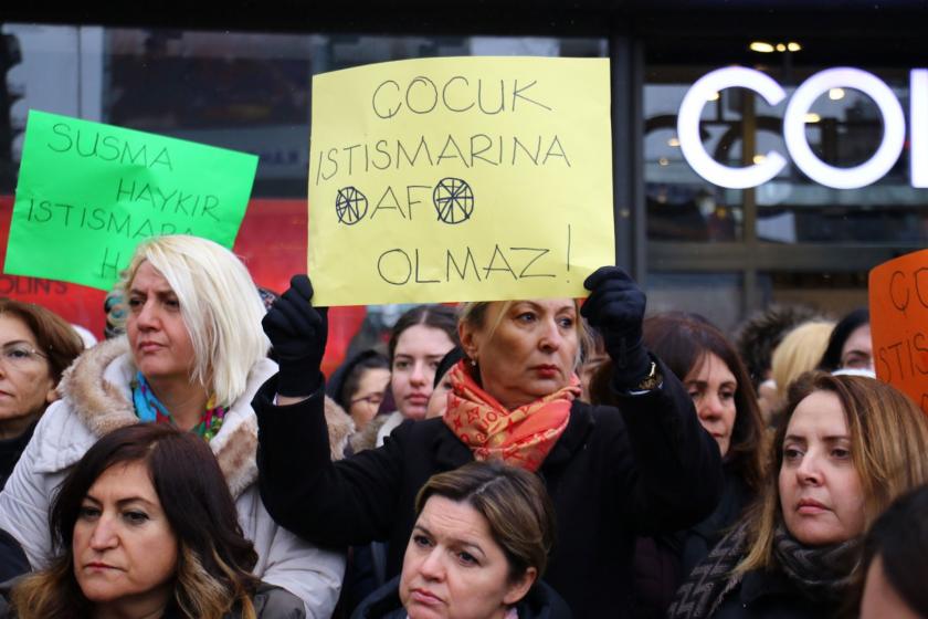 Çocuk istismarına af olmaz dövizini tutan kadın