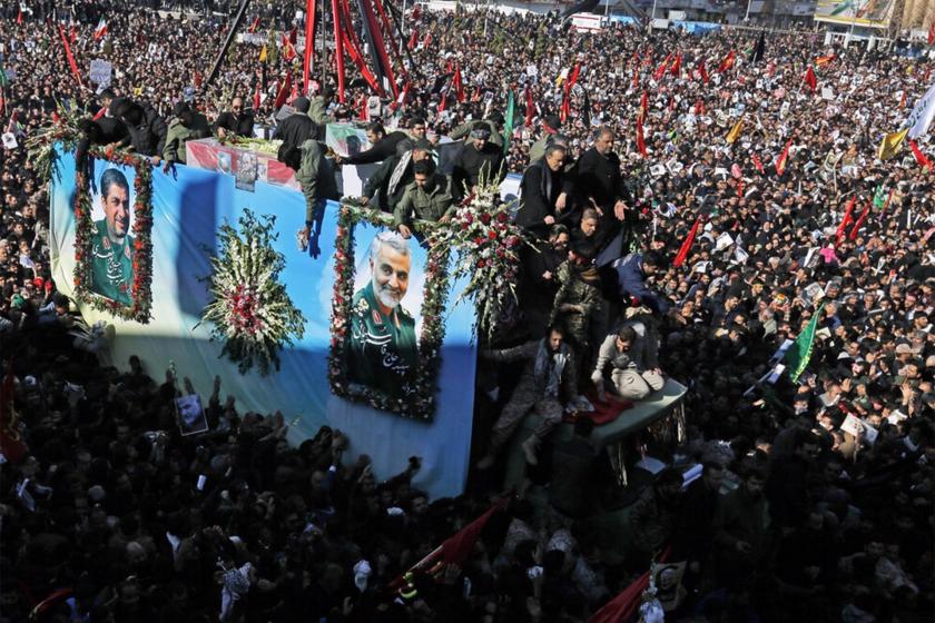 Kasım Süleymani için Kirman'da düzenlenen cenaze töreni için toplanan kalabalık