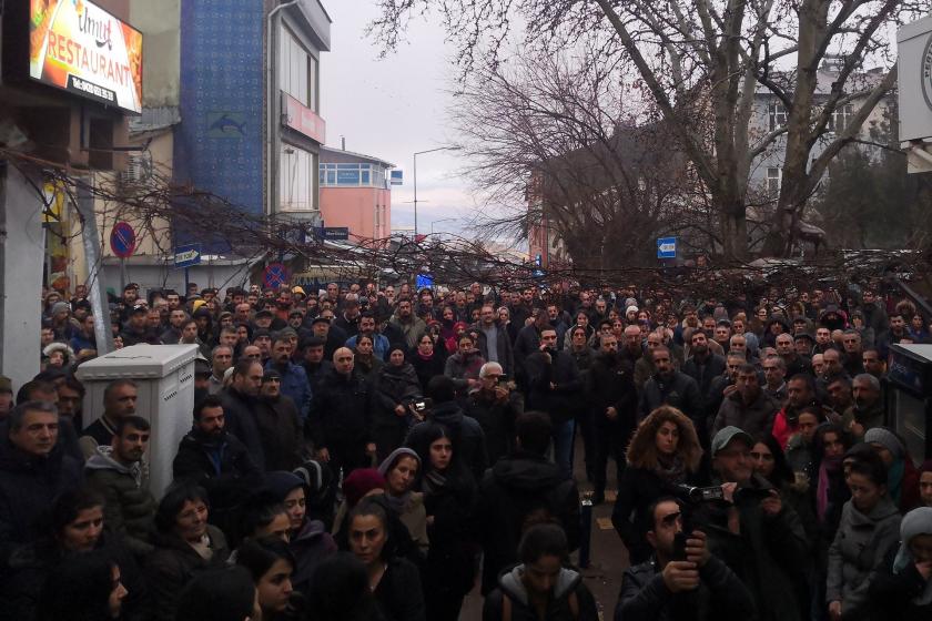 Pertek'te istismar protestosu için toplanan kalabalık.