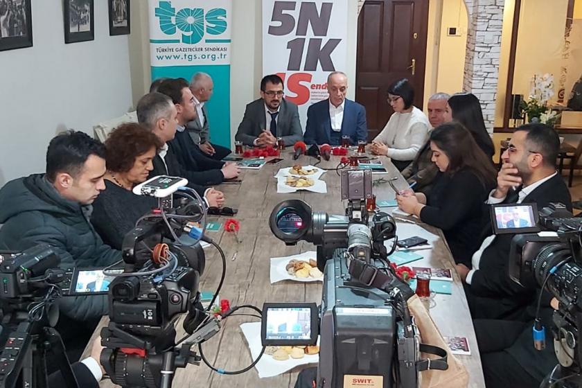 Türk-İş Başkanı Ergün Atalay, TGS Başkanı Gökhan Durmuş, TGS yöneticileri ve gazeteciler TGS binasındaki masada sohbet ediyor.