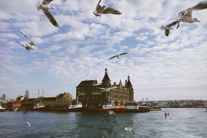 Haydarpaşa Garı ve uçan martılar.