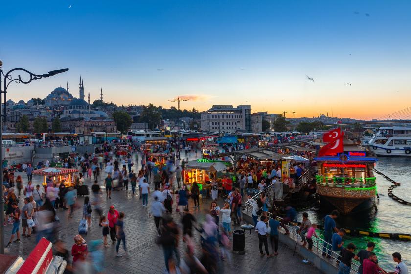 Eminönü'deki balıkçılar ve meydana yürüyen insanlar