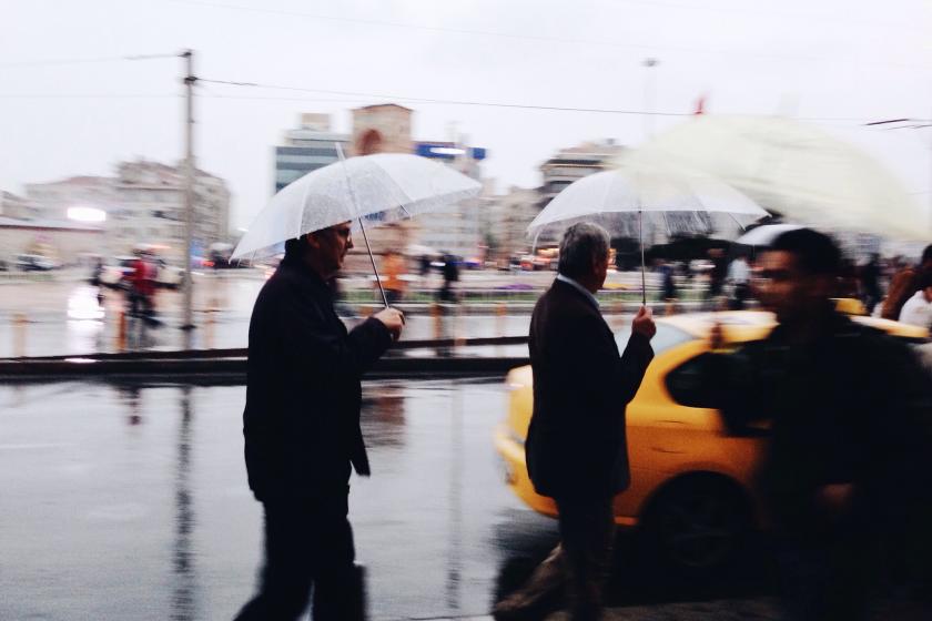 İstanbul'da yağmur altında yürüyen insanlar.