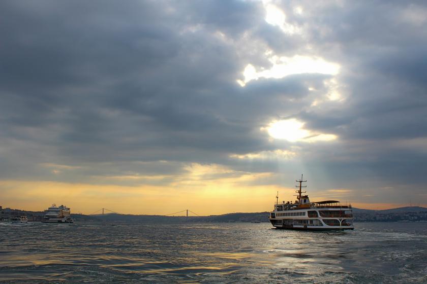 Boğazda gün doğumu ve seyir halinde bir vapur.