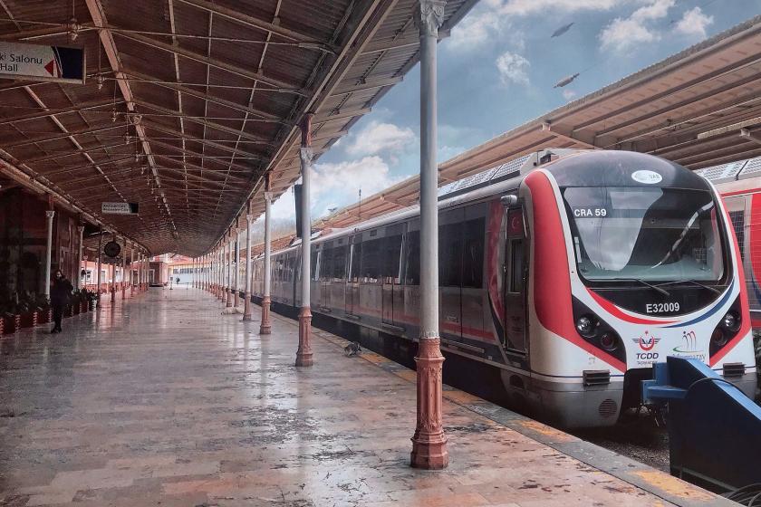 İstasyonda bekleyen Marmaray treni.