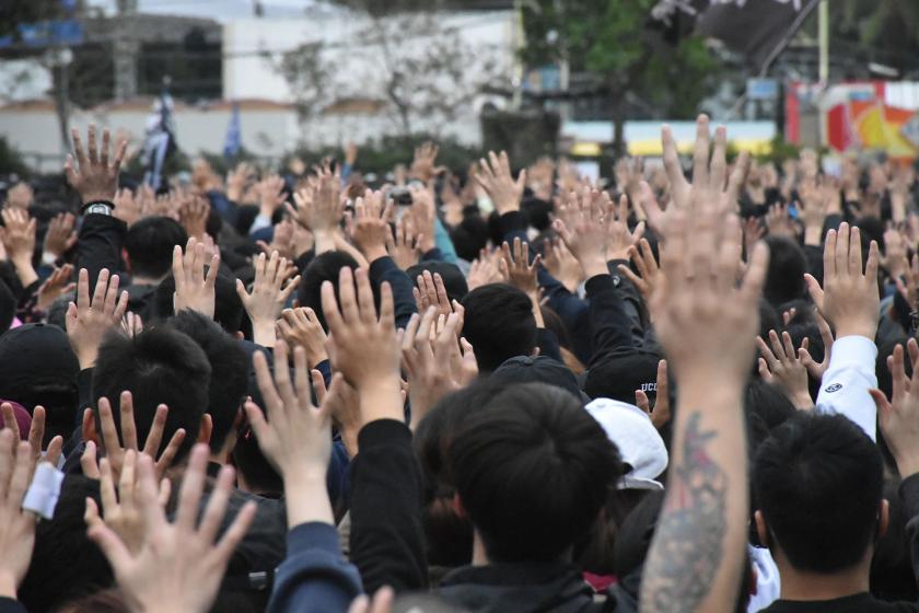 Hong Kong'da sokağa çıkan halk