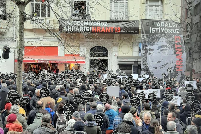 Hrant Dink anması için Agos eski binası önünde bir araya gelen kalabalık