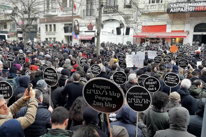 Hrant Dink anması için Agos eski binası önünde bir araya gelen kalabalık ve taşıdıkları dövizler