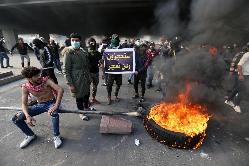 Irak'ta yol kapatma eylemi ile hükümeti protesto eden gençler