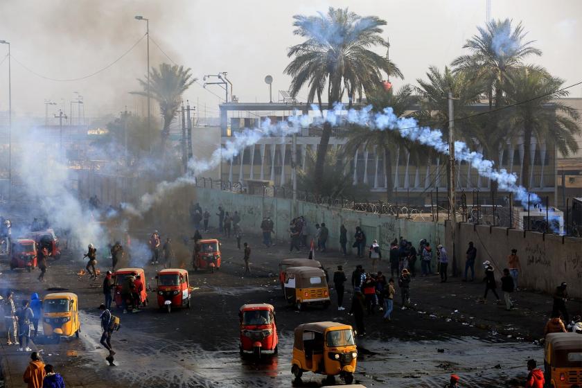 Irak'da hükümeti protesto etmek için yol kapatma eylemi yapan halka dönük polis müdahalesi