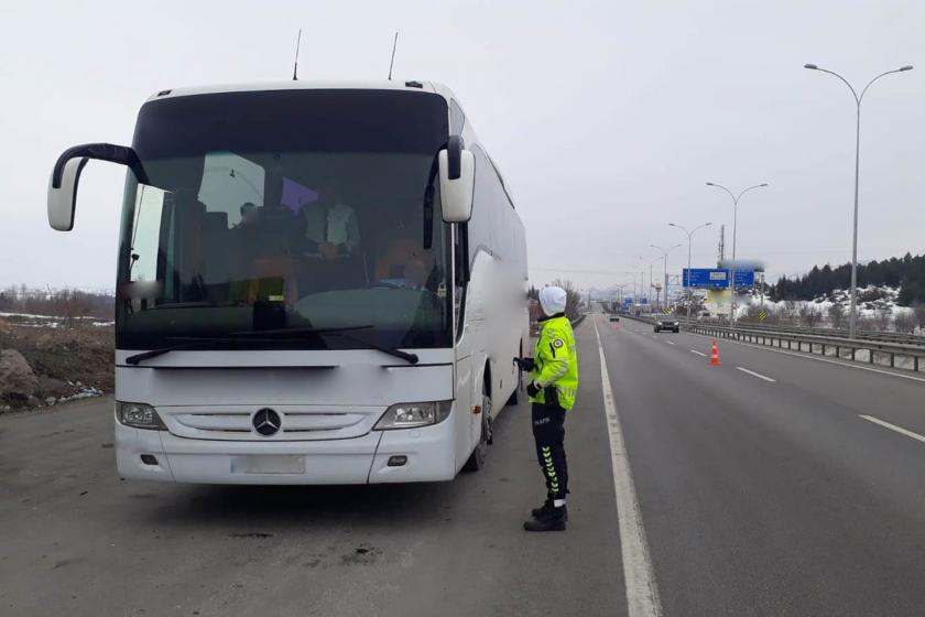 Yolcu otobüsü ve trafik polisi