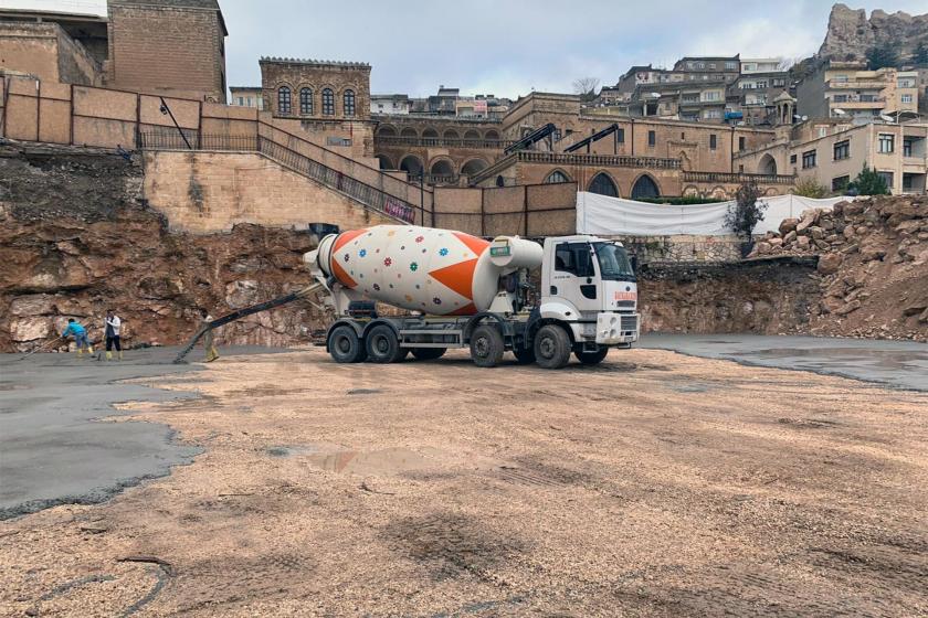 Cumhuriyet Meydanı yapımı için alana beton döken mikser ve çalışan işçiler