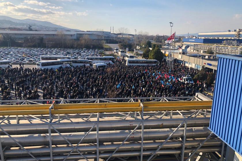 Ford Otosan'da iş durdurma eylemi yapan işçiler