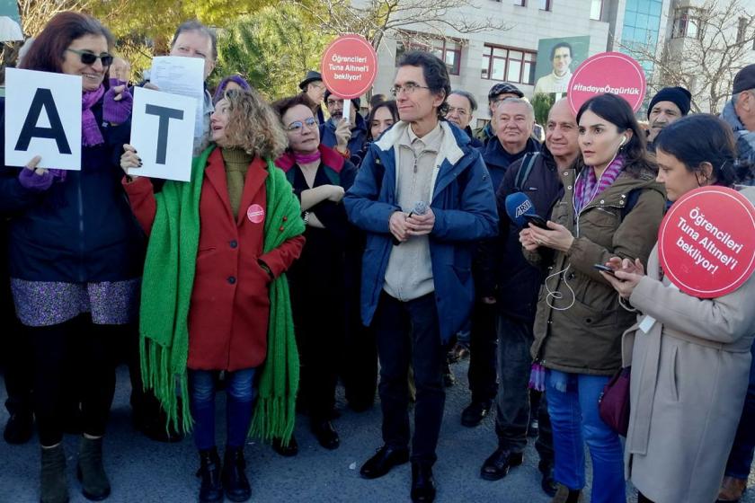 Tuna Altınel ve duruşma için ona desteğe gelenler açıklama yapıyor.