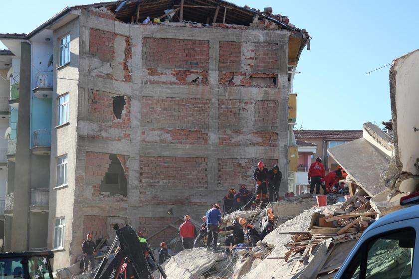 Elazığ'da meydana gelen 6.8 büyüklüğündeki depremde yıkılan bir binanın enkazında ekipler arama kurtarma çalışmalarında bulunurken