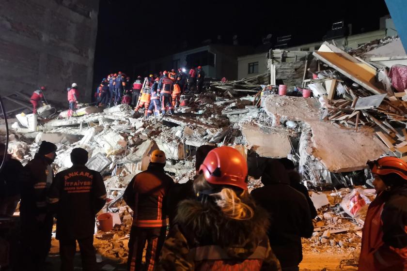 Elazığ'da meydana gelen 6.8 büyüklüğündeki depremin ardından arama kurtarma çalışmaları sürerken