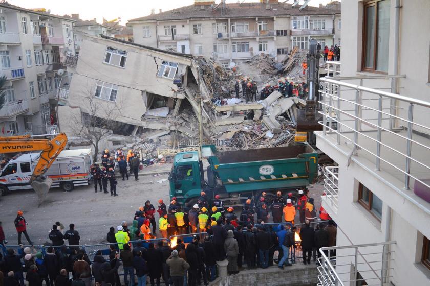 Elazığ'da meydana gelen 6.8 büyüklüğündeki depremin ardından arama kurtarma çalışmaları sürerken